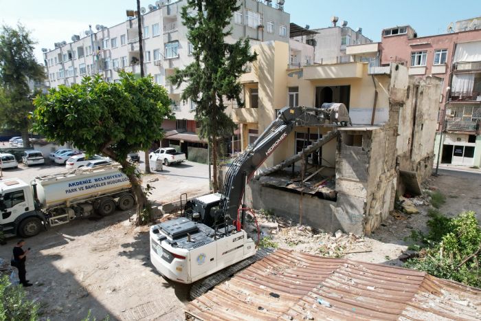 Akdeniz’de metruk binalar yklyor
