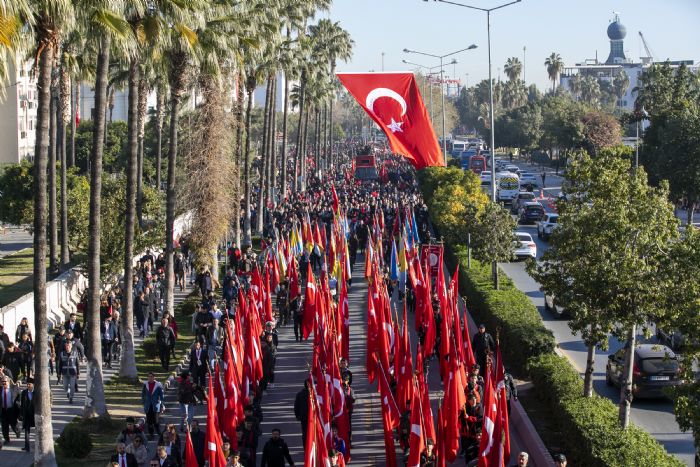 Binlerce Mersinli zafer yrynde