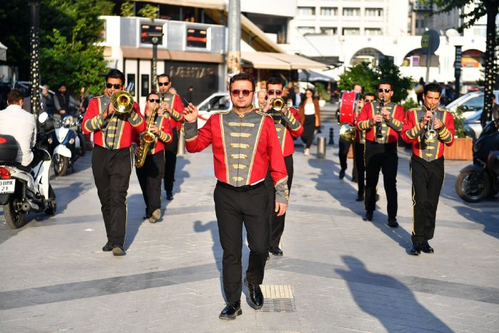 Bykehir Bandosu yeniden Atatrk Caddesinde