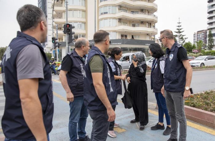 Mersinde Zabta Ekiplerinden Dilencilere Operasyon