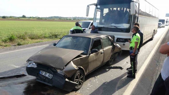 Krmz kta bekleyen otomobillere, personel servis otobs arpt: 2 yaral
