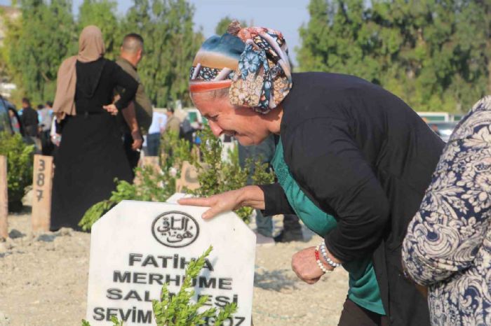 Hatay`da ilk bayram ziyareti deprem mezarlna oldu