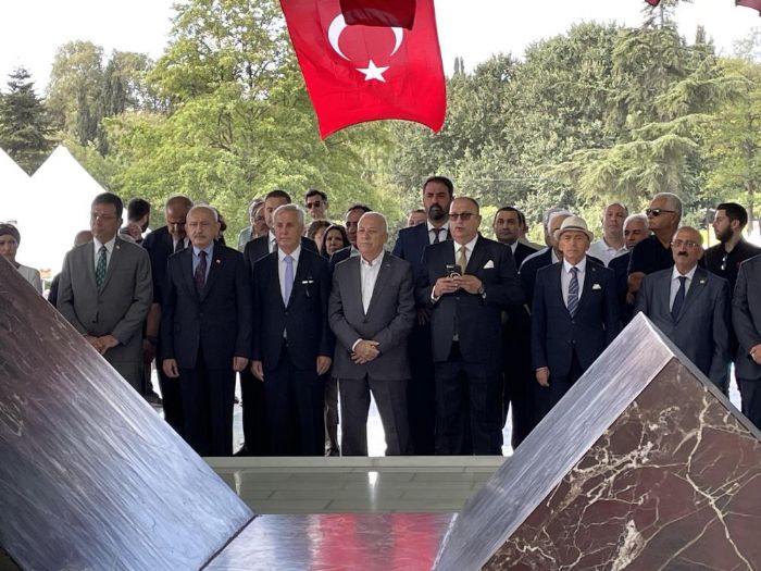 CHP Genel Bakan Kldarolu, zal ve Menderes’in ant mezarlarn ziyaret etti