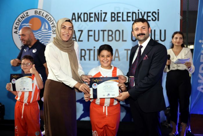 Kursiyer sporcular sertifikalarn trenle ald