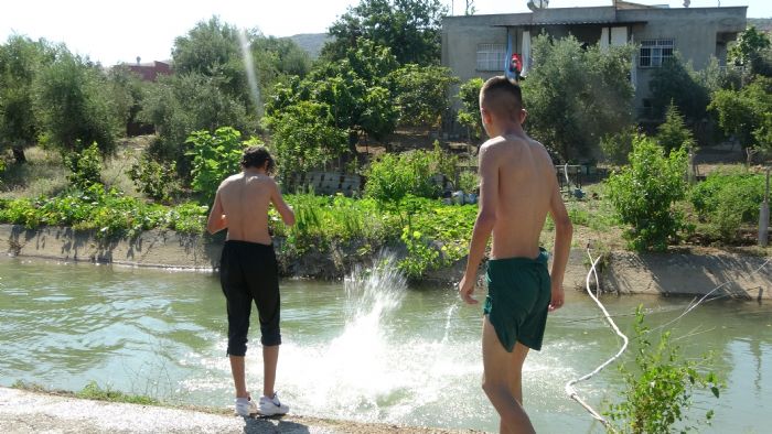 Scak bunaltnca yzmesi yasak olan kanalda serinlediler