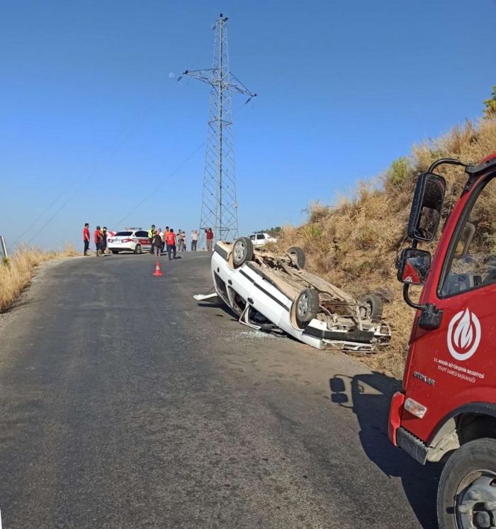 Freni boalan otomobili durdurmak iin yol kenarndaki toprak zemine srd