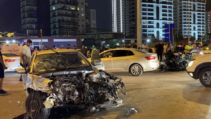 Mersin’de Kavakta Feci Kaza: Otomobil kiye Blnd, 3 Yaral