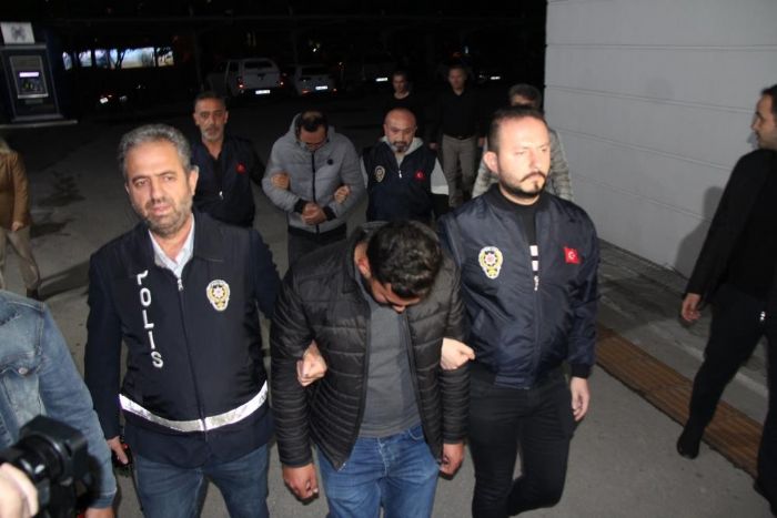 niversiteli kzlara ii su dolu balon atan ahslar tutukland