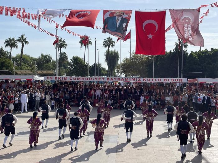 Mersinde Cumhuriyet Bayram cokuyla kutland