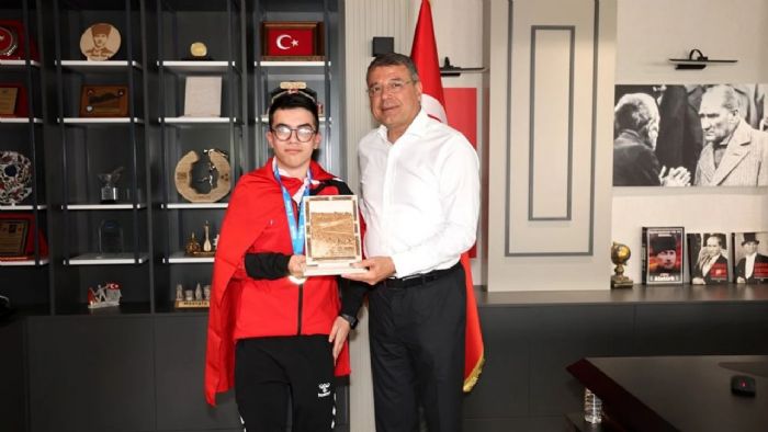 Bakan Turgut, ampiyon Sporcuyu Arlad