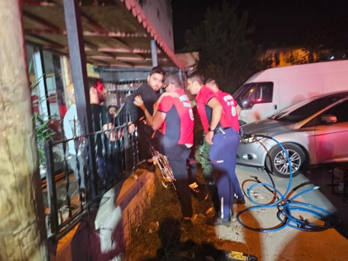 Balkondan evine girmek isterken karnna demir parmaklk sapland