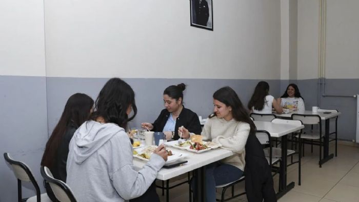 Mersin Bykehir Belediyesi’nden Glnar’da Eitim Hayatna Destek