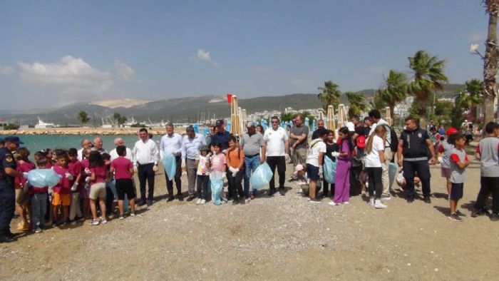 Dalglar Denizde, renciler Sahilde Temizlik Yapt