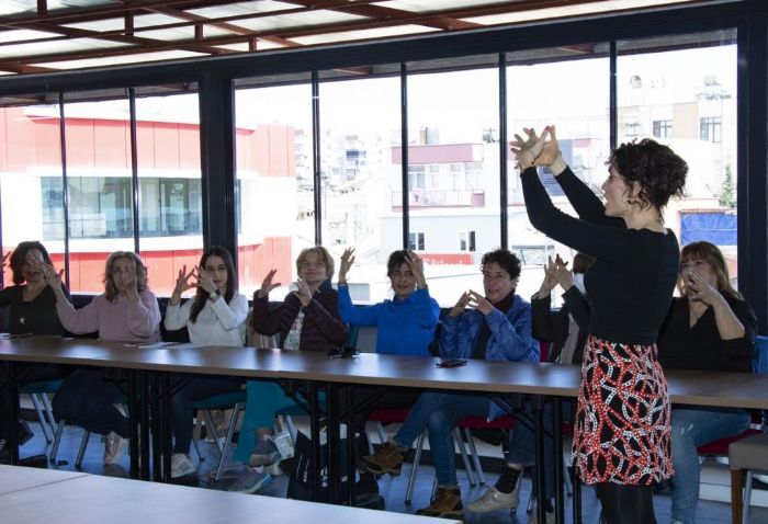  Mercek kursiyerleri iaret dili renerek engelleri ayor