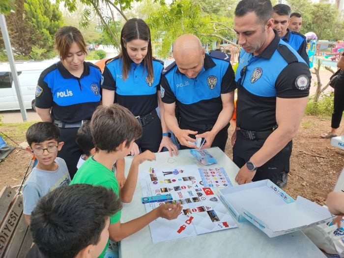 Polis deprem ocuklaryla futbol oynad