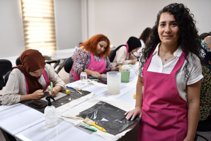 Seramik kursuyla hem hobi ediniyor, hem de yeni meslek alanlarnn kapsn ayorlar