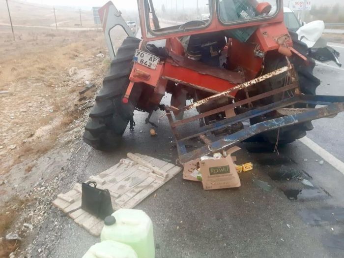 Hafif ticari araç traktöre arkadan çarptı: 2 yaralı