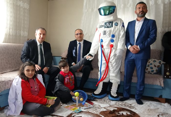 Evde eitim alan zel kardelerin hayali gerek oldu, eve astronot