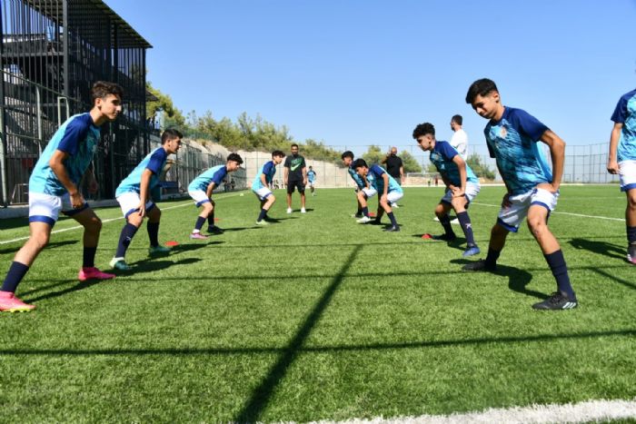 Yeniehir Belediyesi U16 Futbol Takm namalup lider